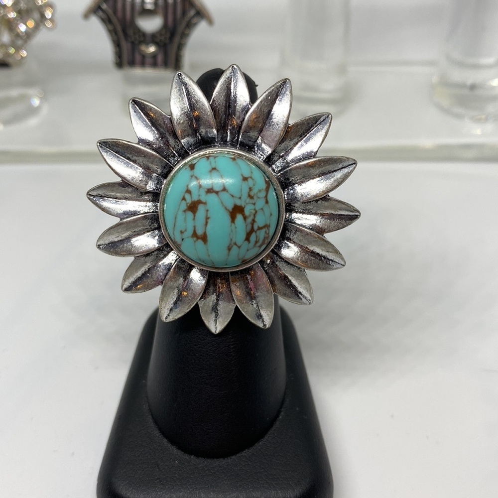 Four Fashion Jewelry Lucky Brand rings gently used - Picture 3 of 12